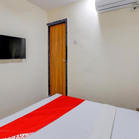 Hotel O Lotus Szúrat Kültér fotó