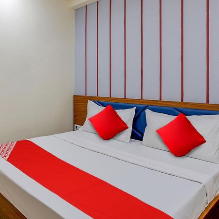 Hotel O Lotus Szúrat Kültér fotó