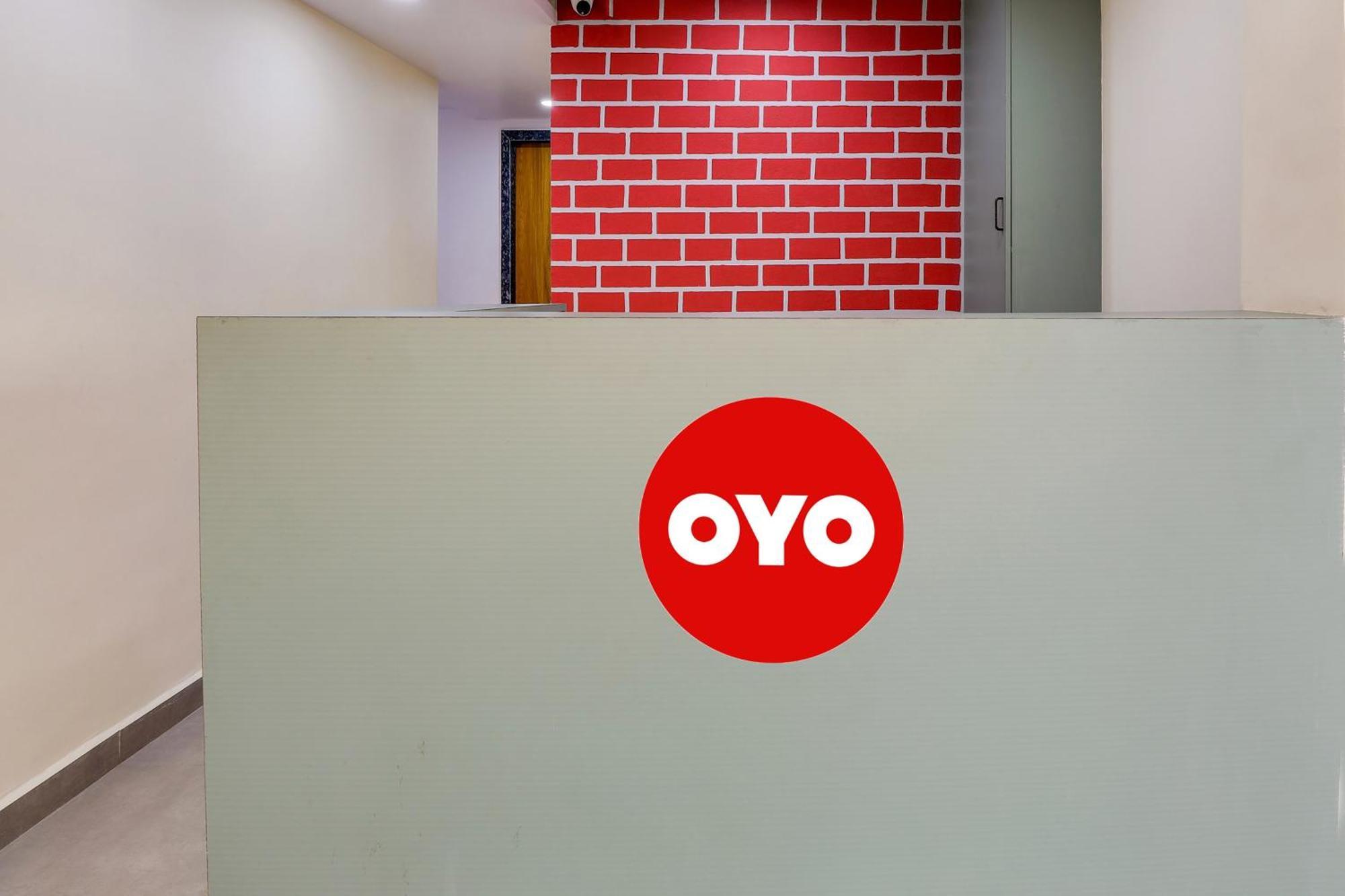Hotel O Lotus Szúrat Kültér fotó
