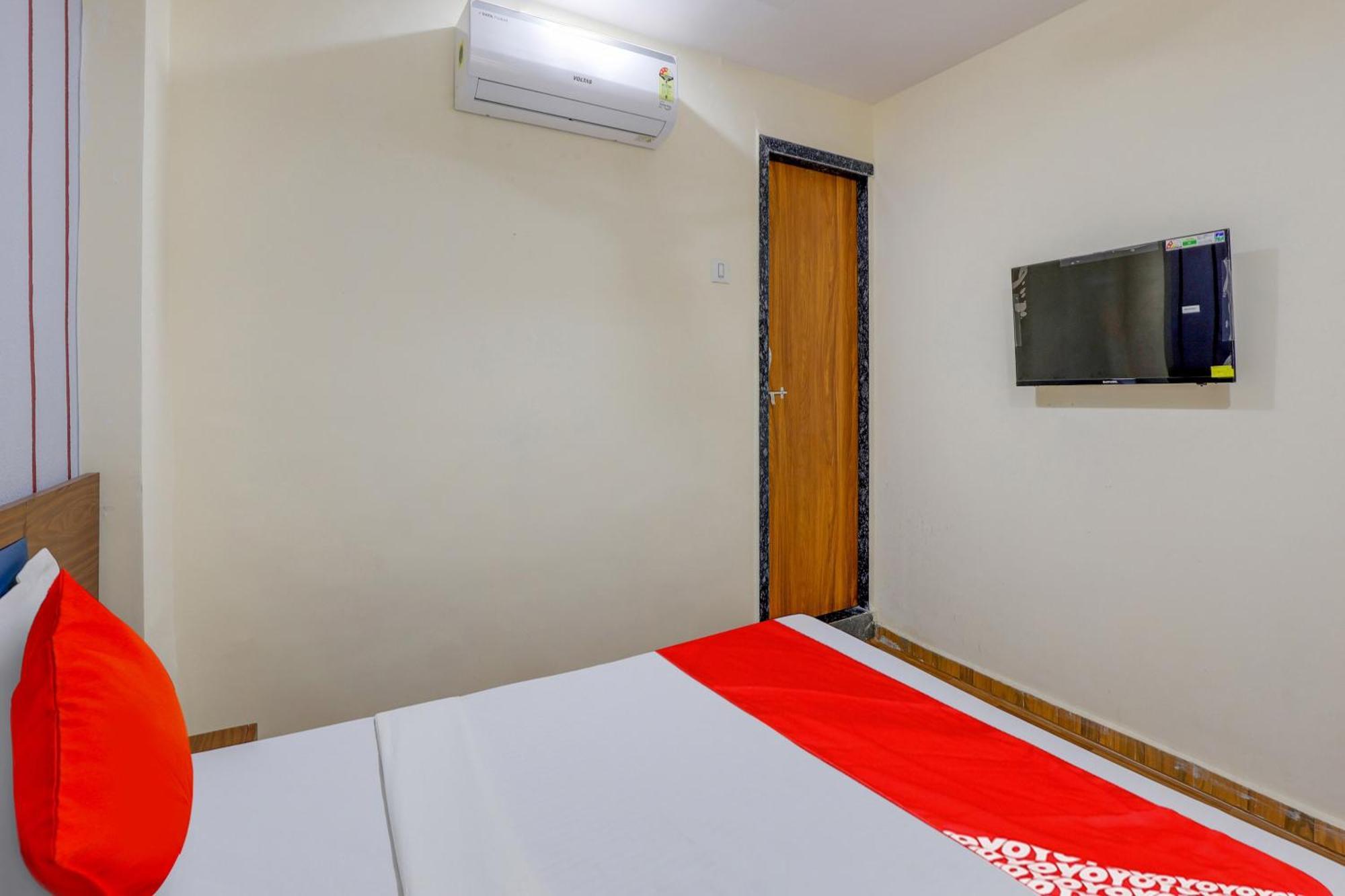 Hotel O Lotus Szúrat Kültér fotó