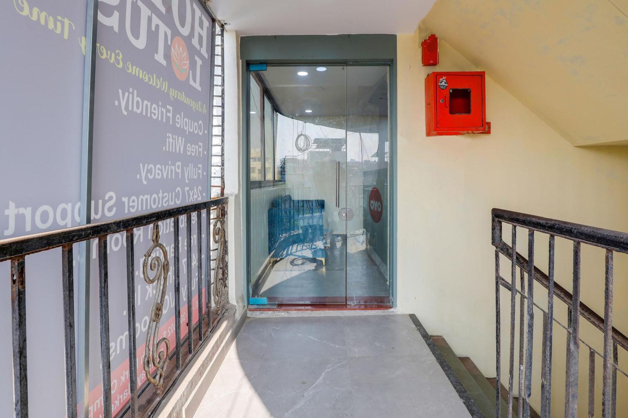 Hotel O Lotus Szúrat Kültér fotó