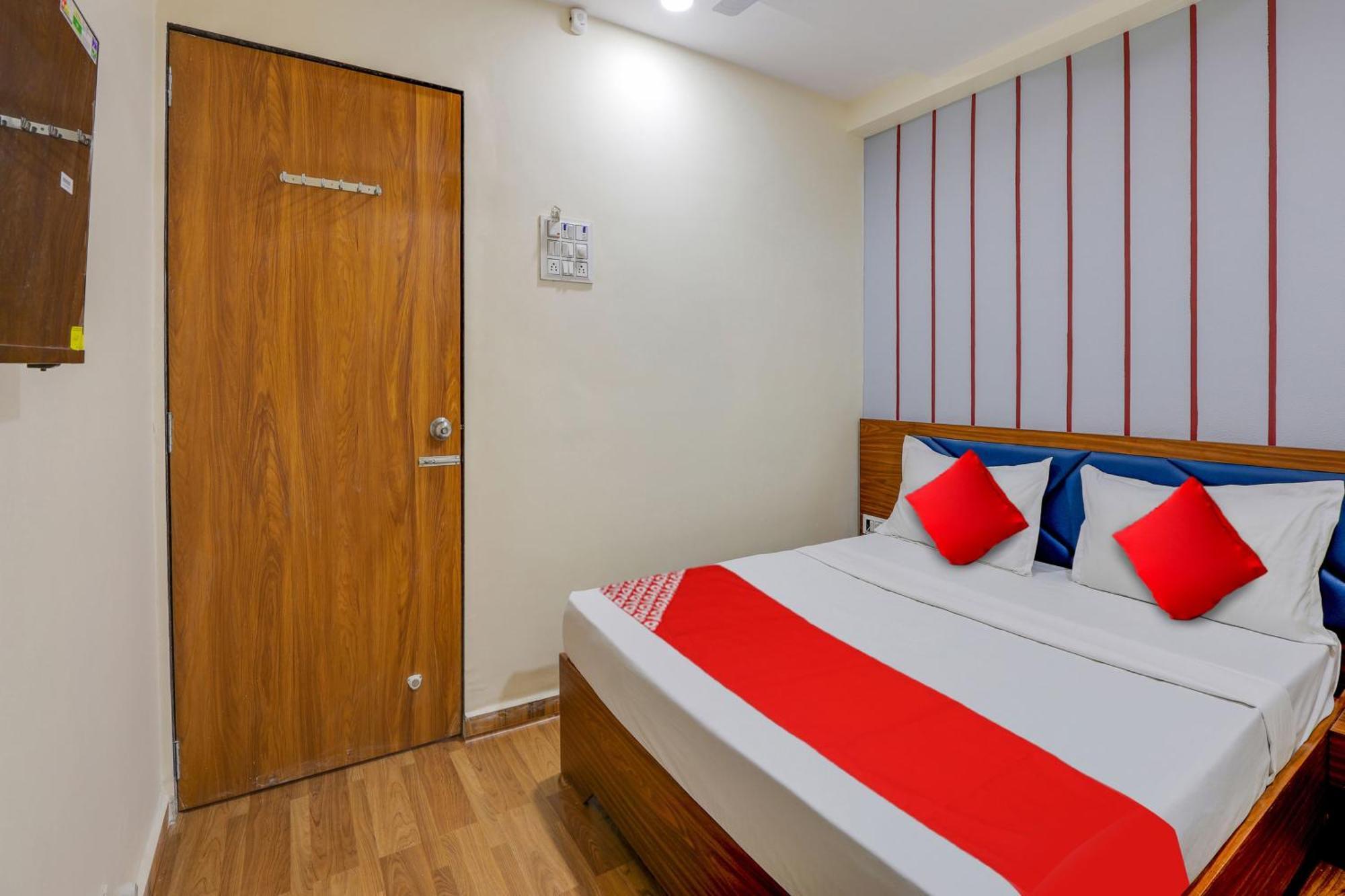 Hotel O Lotus Szúrat Kültér fotó