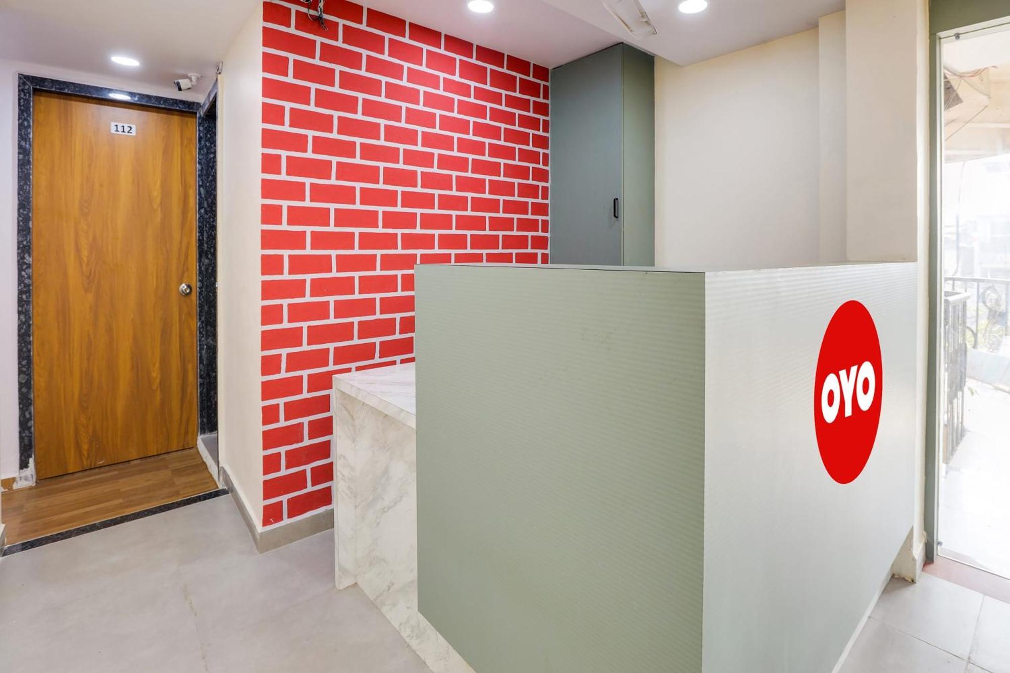 Hotel O Lotus Szúrat Kültér fotó