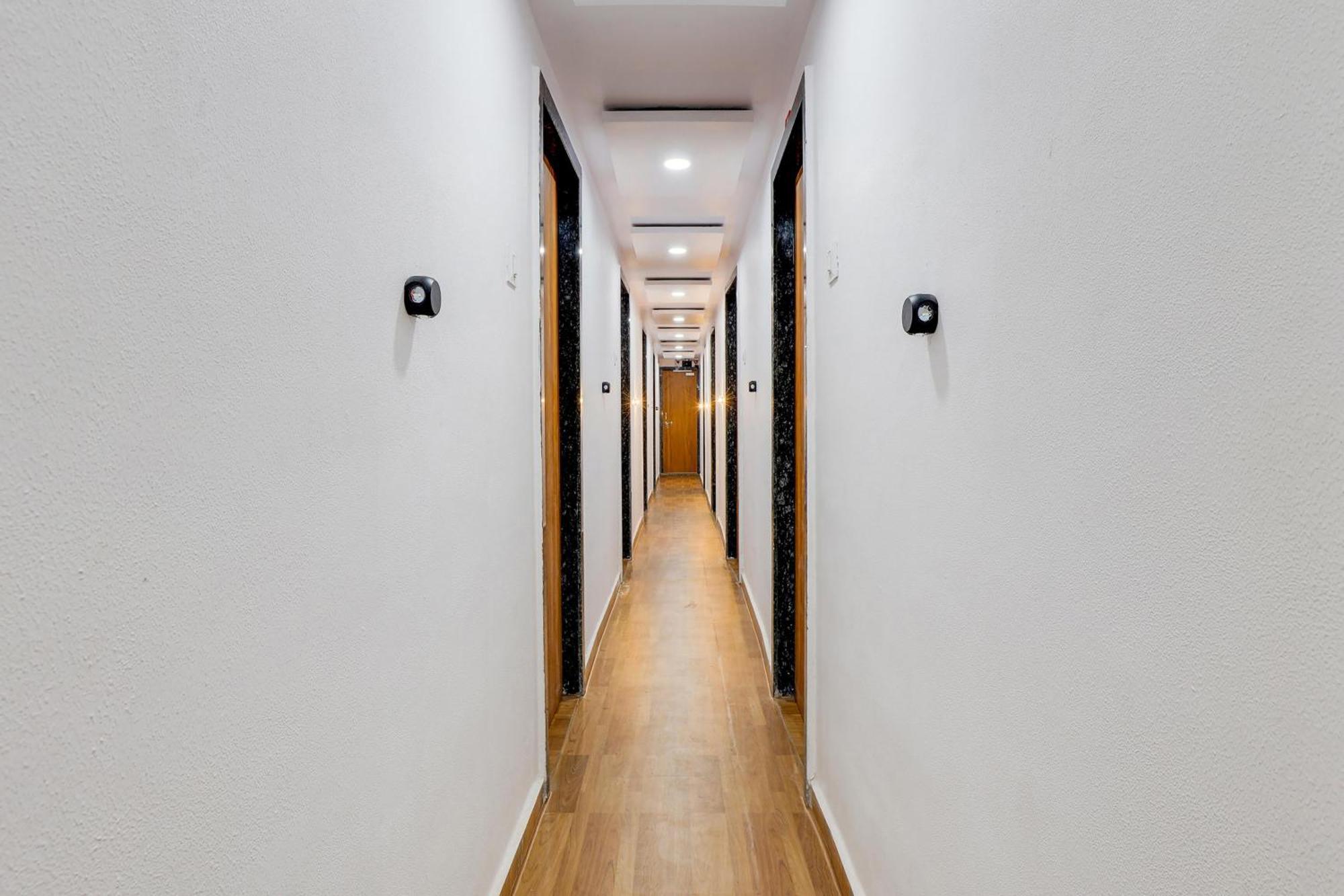 Hotel O Lotus Szúrat Kültér fotó