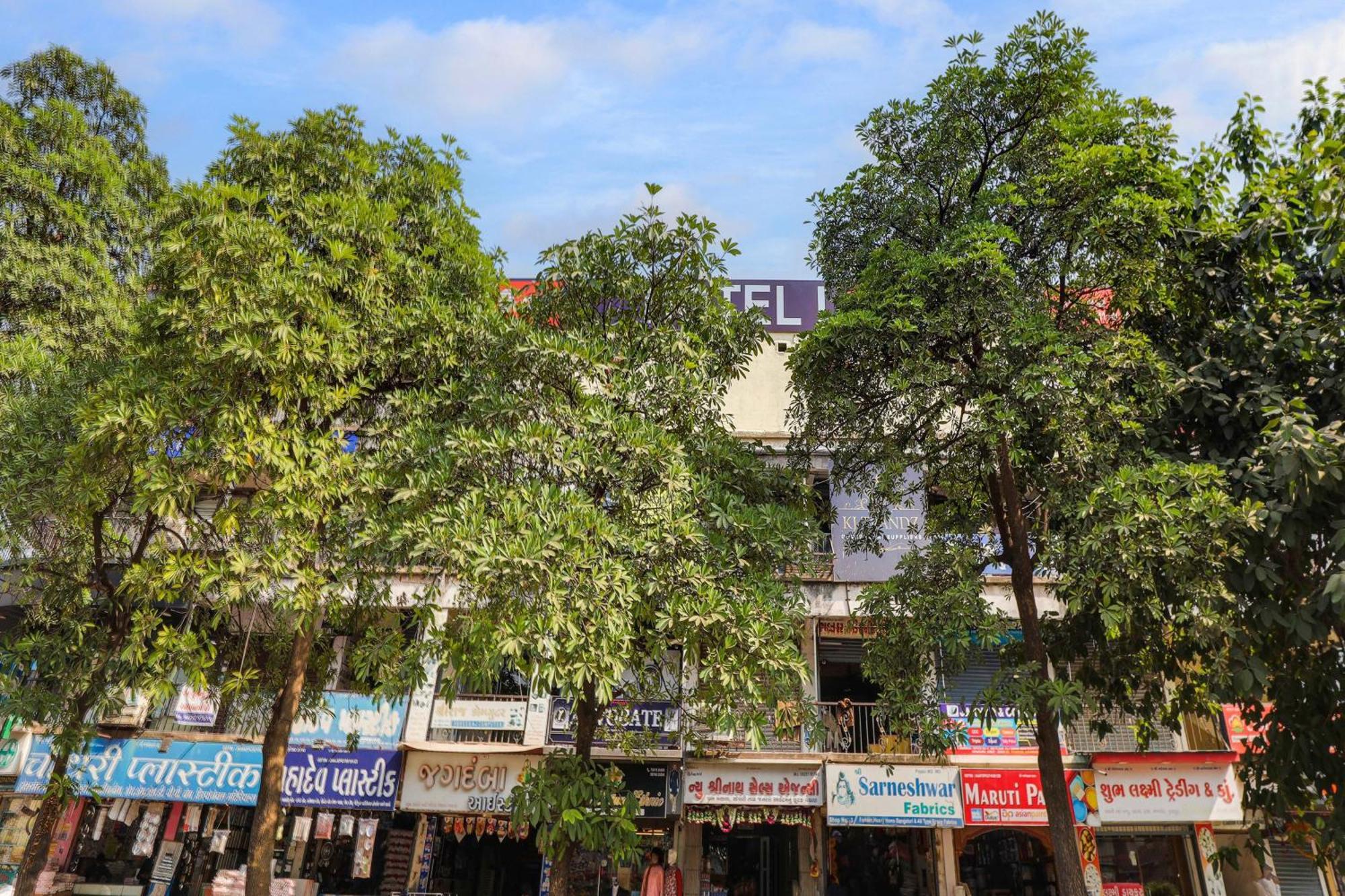 Hotel O Lotus Szúrat Kültér fotó