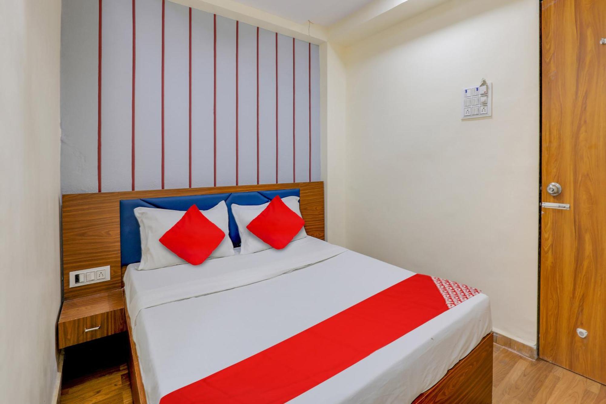 Hotel O Lotus Szúrat Kültér fotó
