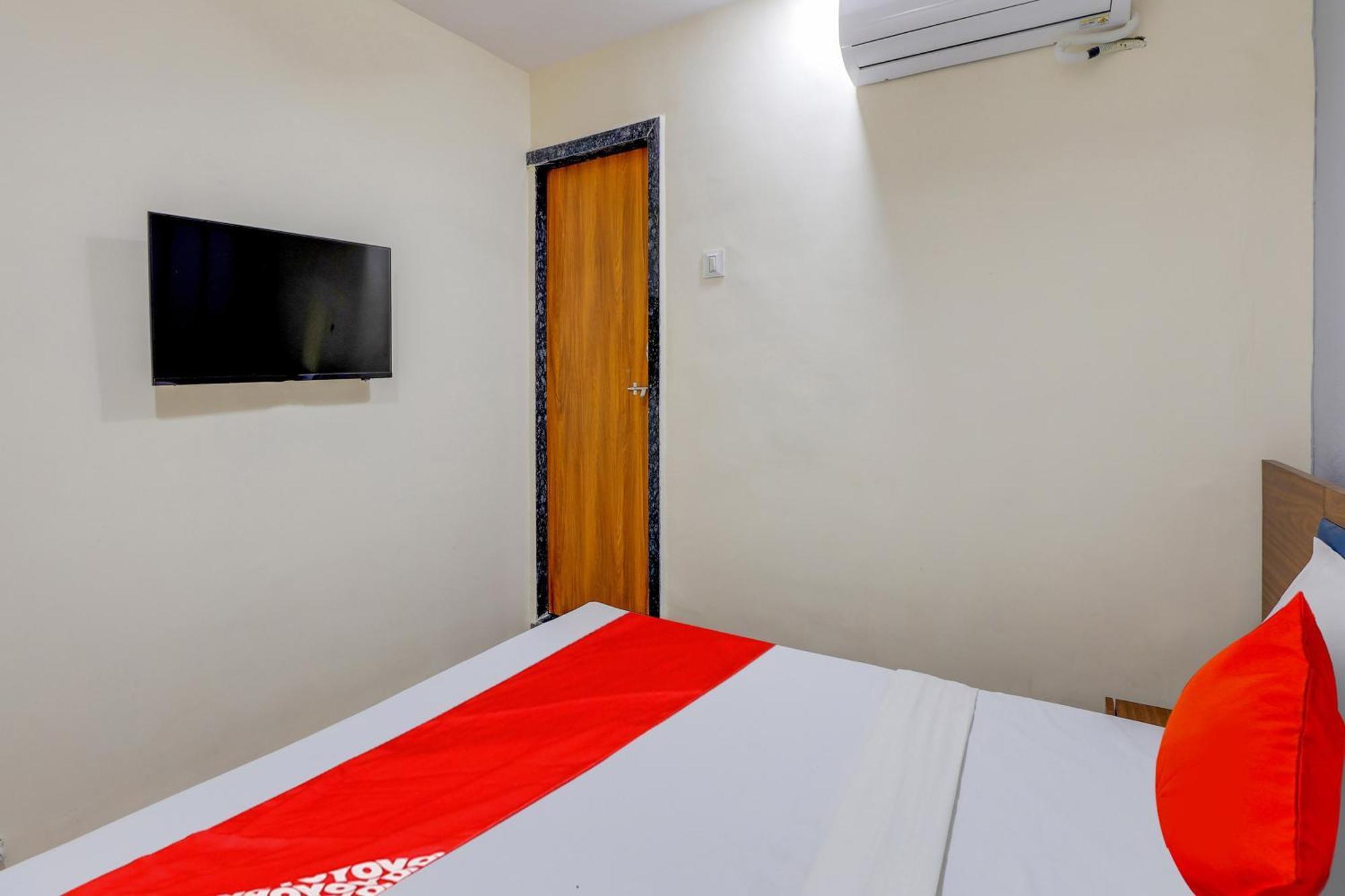 Hotel O Lotus Szúrat Kültér fotó
