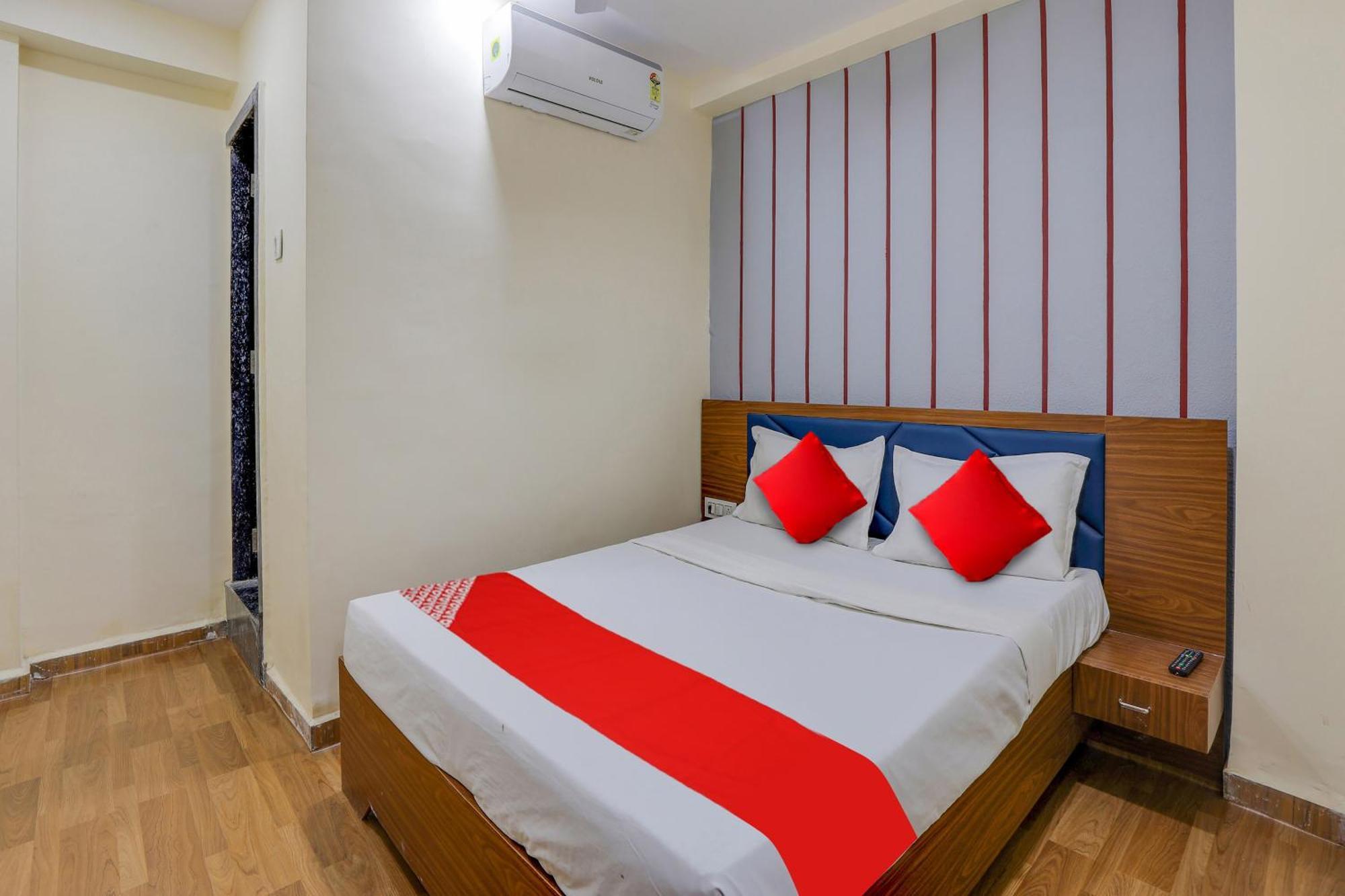 Hotel O Lotus Szúrat Kültér fotó
