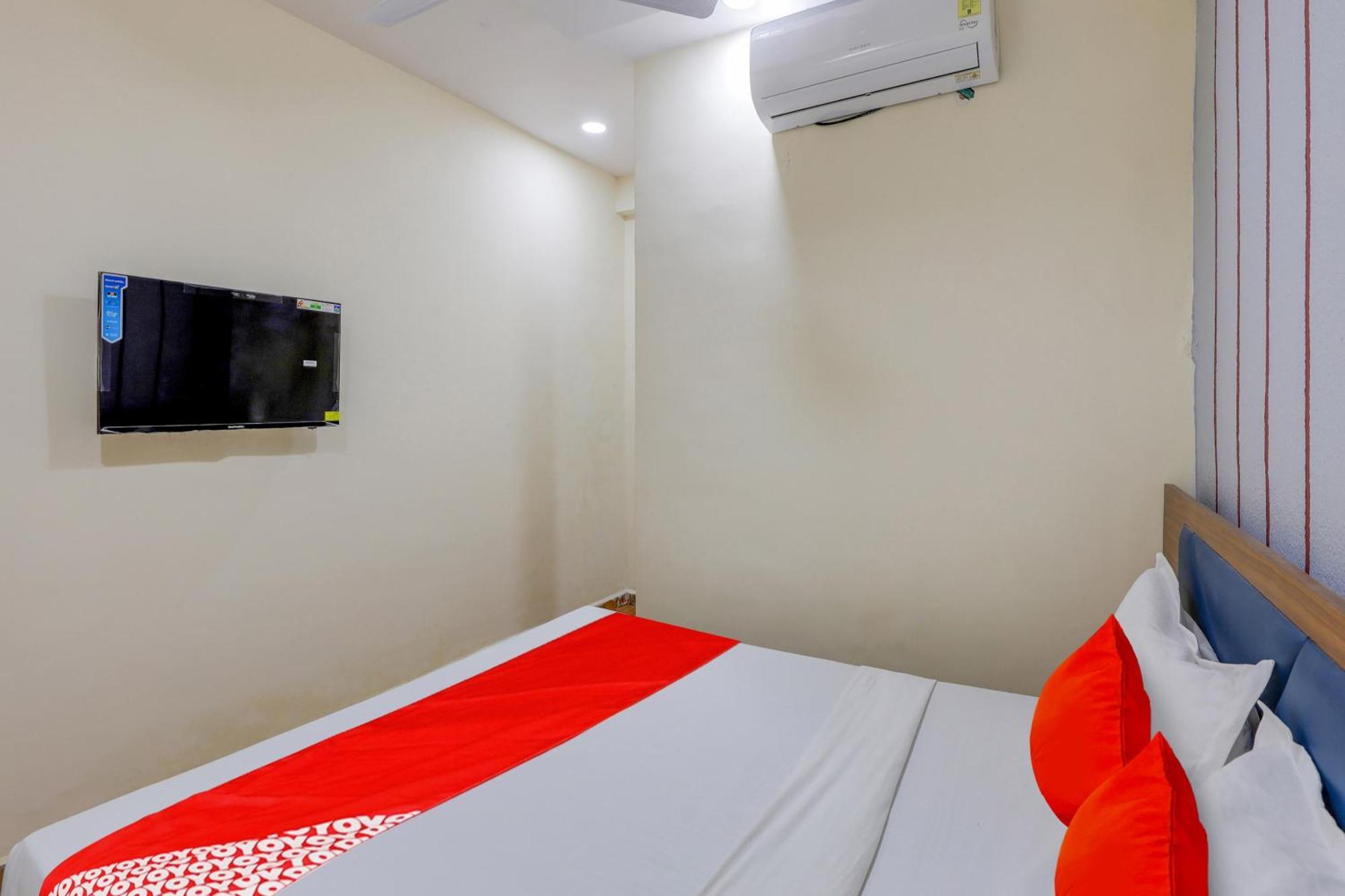 Hotel O Lotus Szúrat Kültér fotó