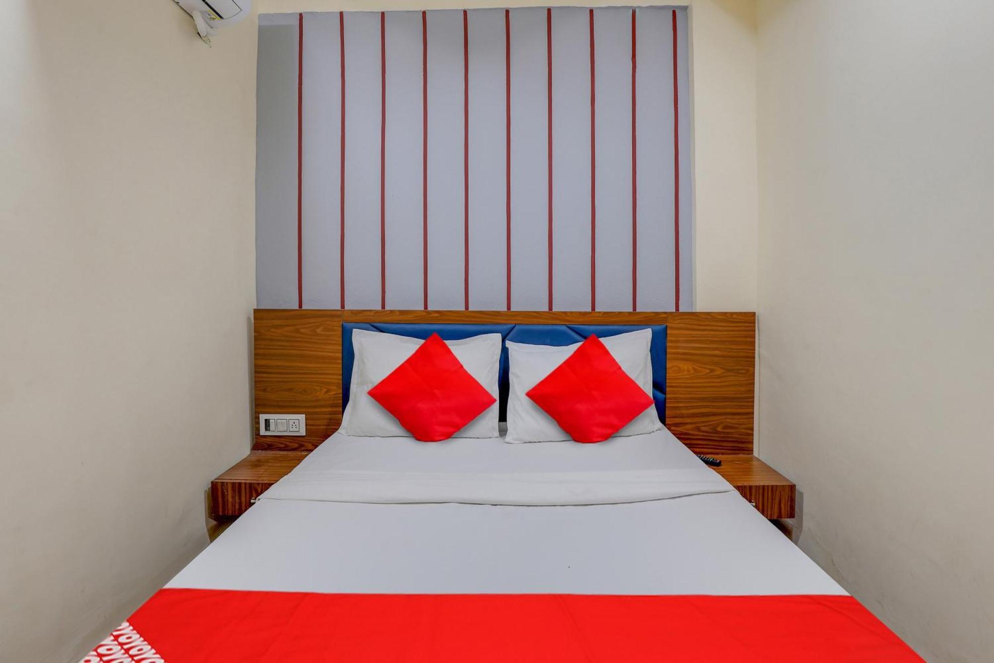 Hotel O Lotus Szúrat Kültér fotó
