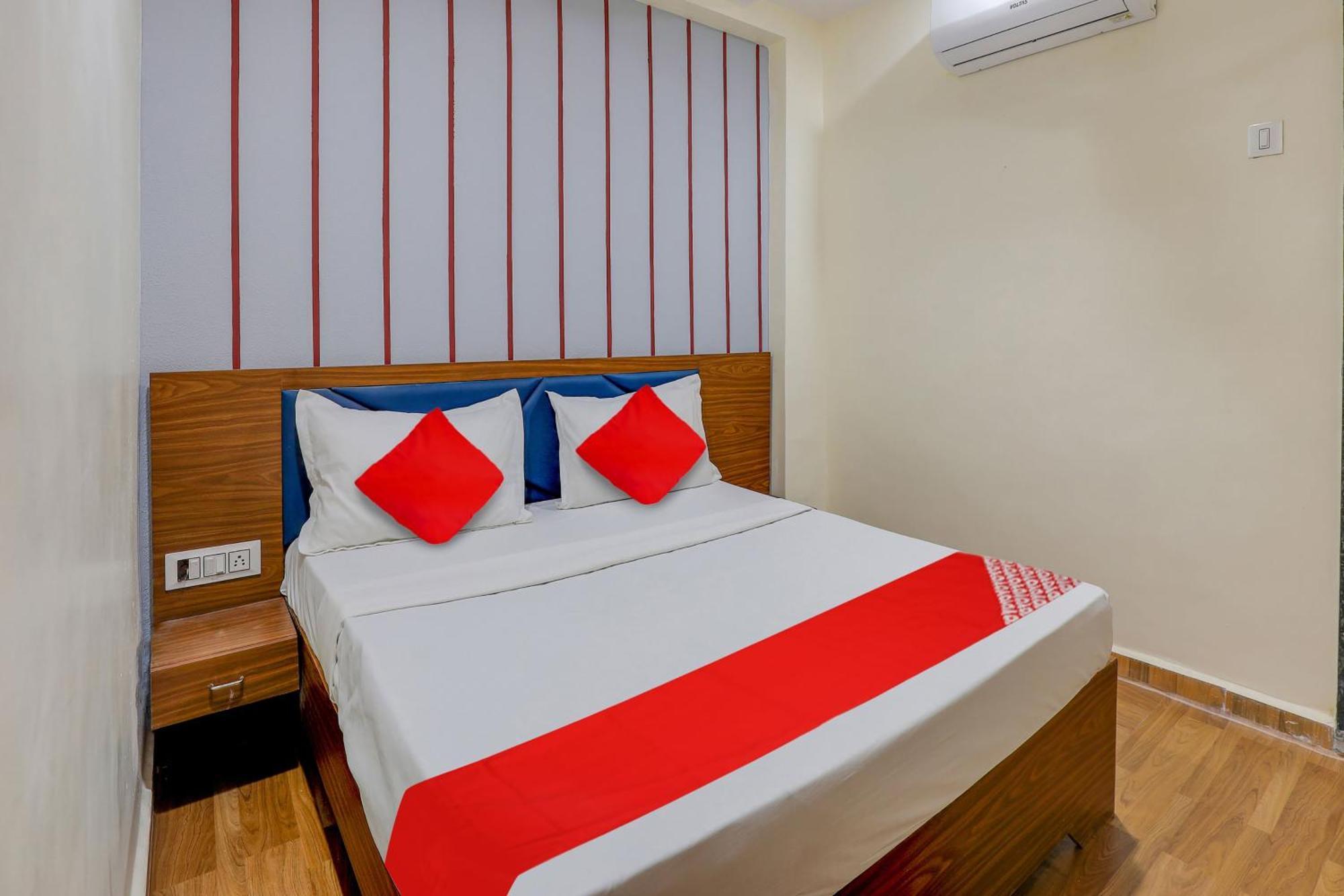 Hotel O Lotus Szúrat Kültér fotó