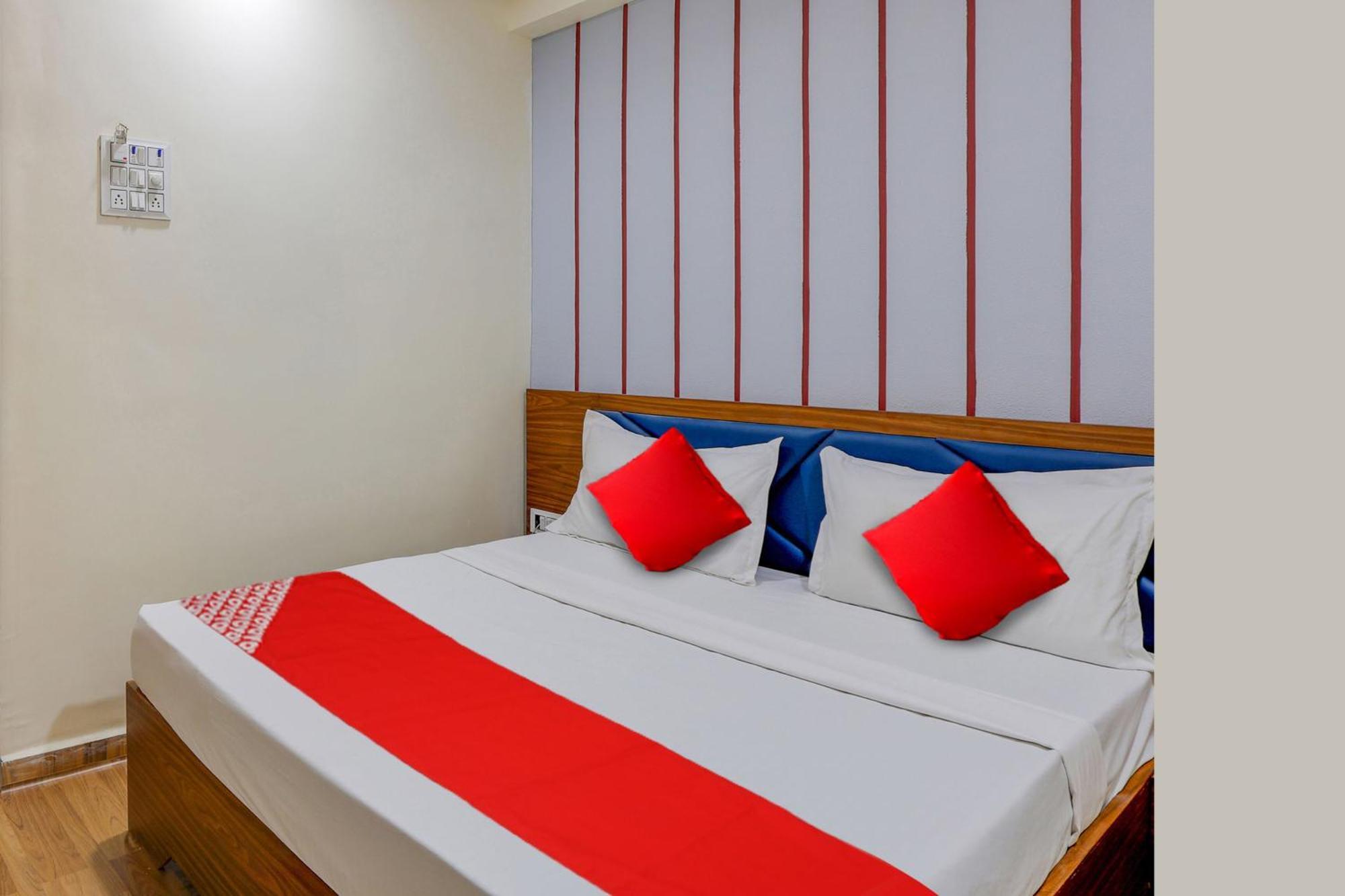 Hotel O Lotus Szúrat Kültér fotó