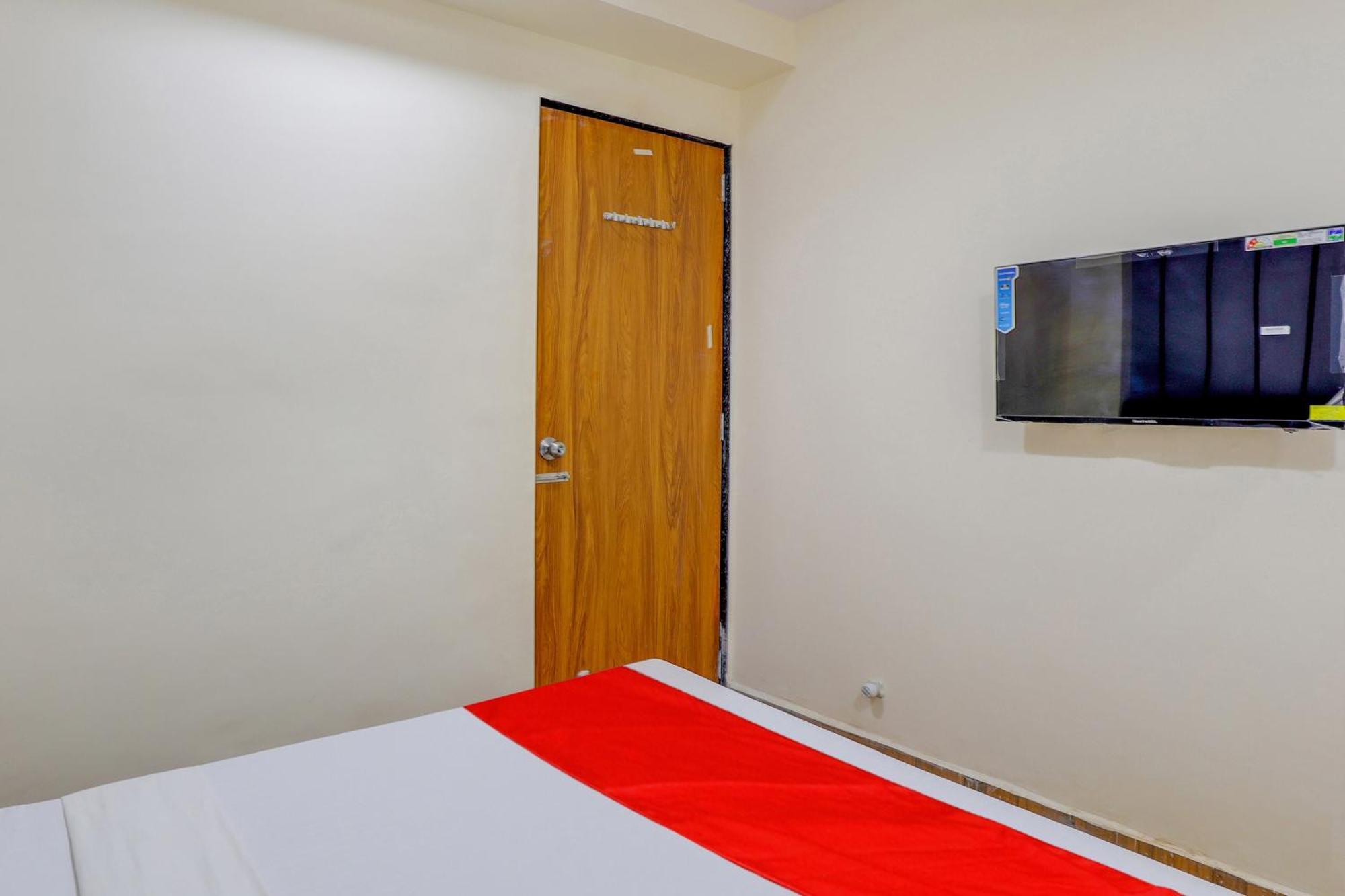 Hotel O Lotus Szúrat Kültér fotó