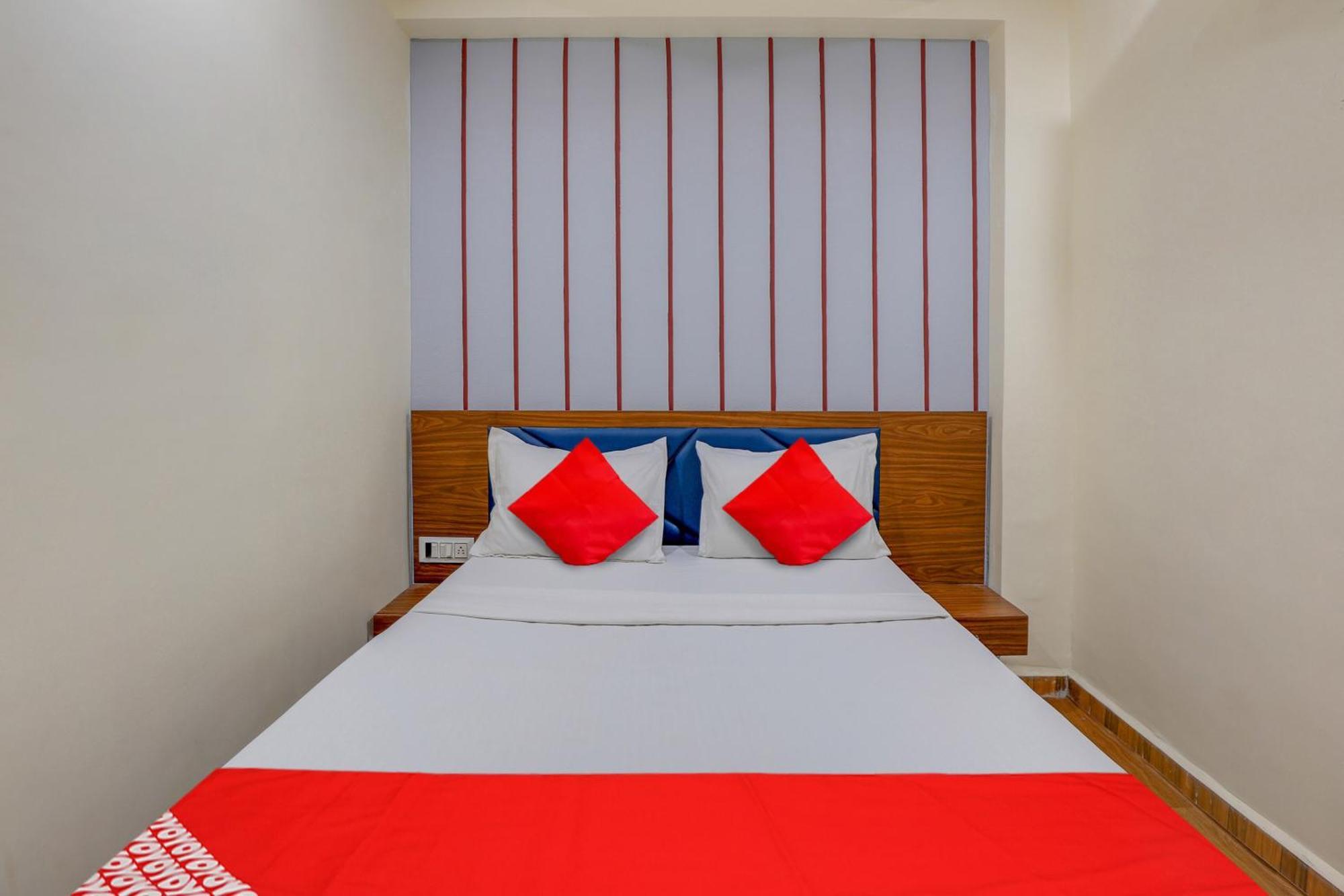 Hotel O Lotus Szúrat Kültér fotó
