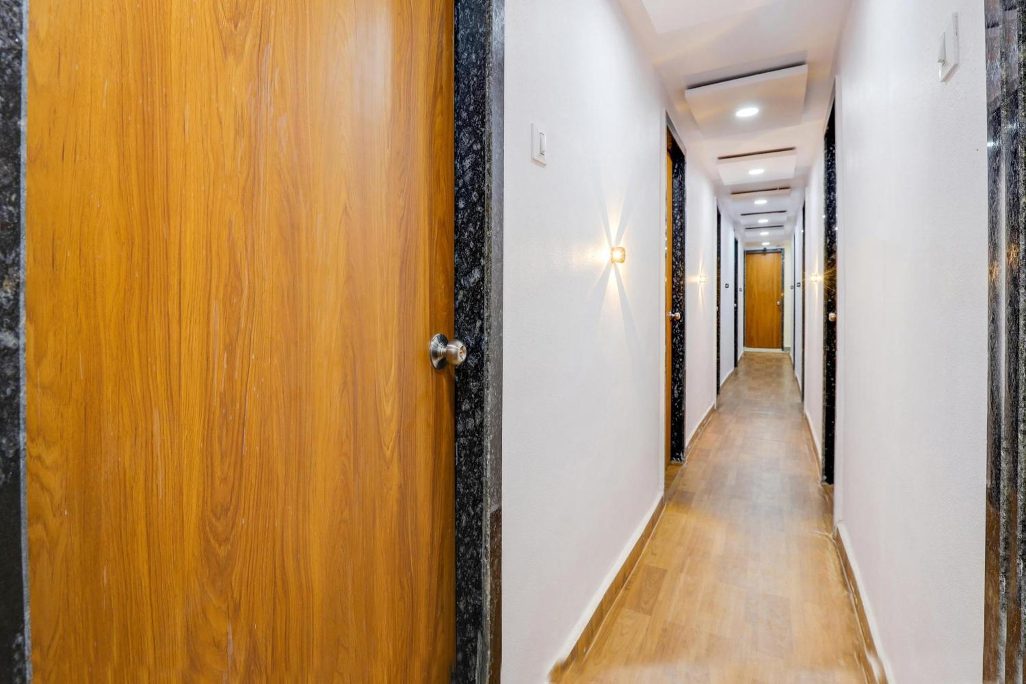 Hotel O Lotus Szúrat Kültér fotó