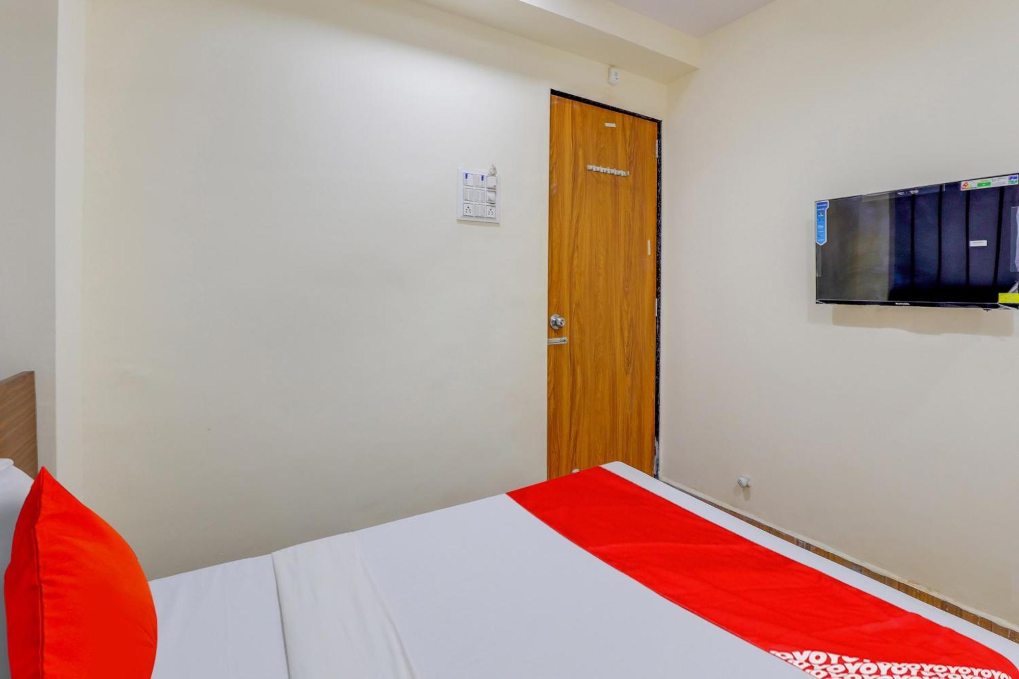 Hotel O Lotus Szúrat Kültér fotó