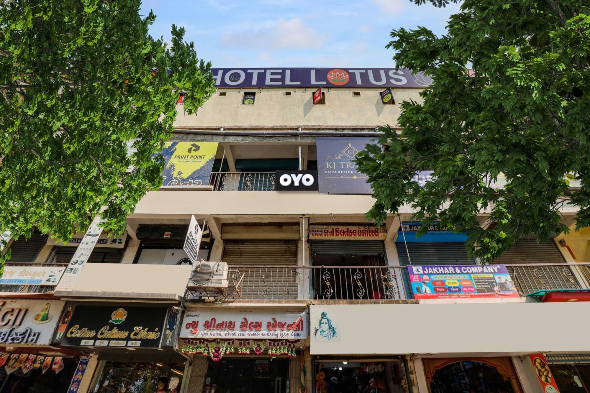Hotel O Lotus Szúrat Kültér fotó